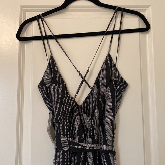 NWT Lulu’s wide leg jumpsuit - Picture 3 of 4